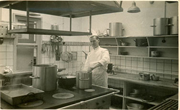 Harry in KLM kitchen